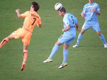 Christoph Dinkelbach im Kopfballduell mit dem dreifachen Torschützen Nicolai Groß.