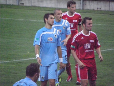 Daniel Jais und Torschütze Korbinian Vollmann in Memmingen