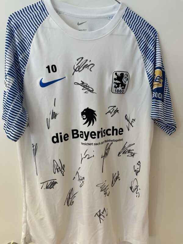 Trainingsshirt 22/23, #10, Größe L mit den Unterschriften der Mannschaft.
