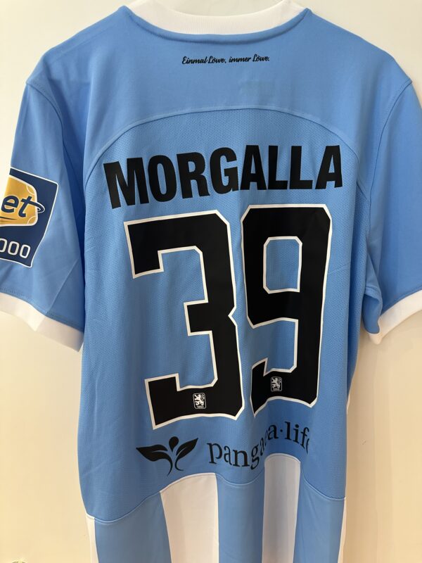 Trikotset 23/24, #39 Leo Morgalla, Größe L. Von der Mannschaft unterschrieben.