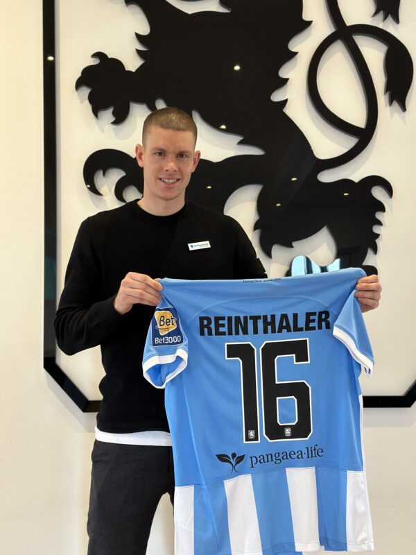 Aus der Spielerpräsentation: Trikot von Max Reinthaler (XL)