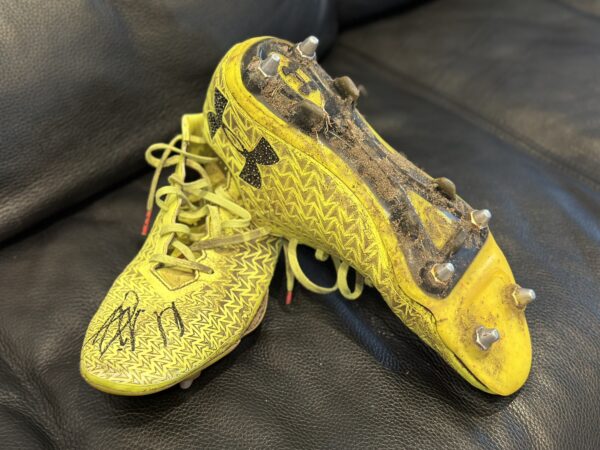 2018 beim Aufstieg getragen und signiert: Fußballschuhe Marco Hiller.
