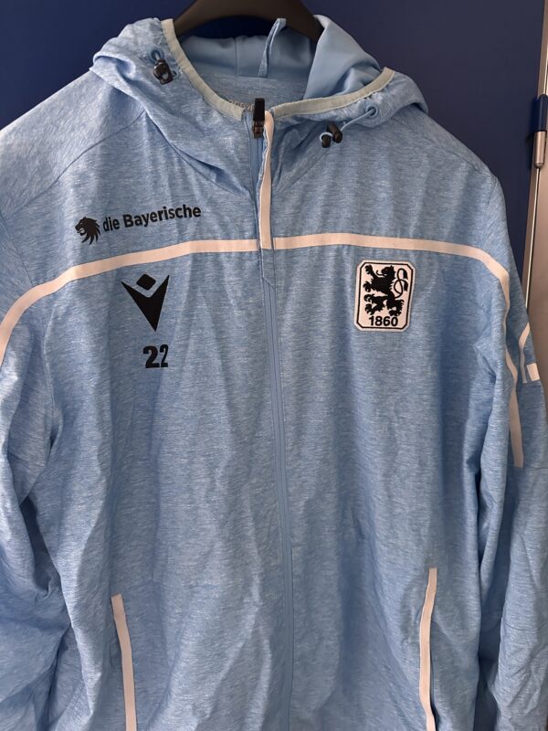 Trainingsjacke von Aaron Berzel, Größe L.