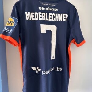 Matchworn im ersten Spiel nach der Rückkehr. Away-Trikot #7 Flo Niederlechner, Größe L