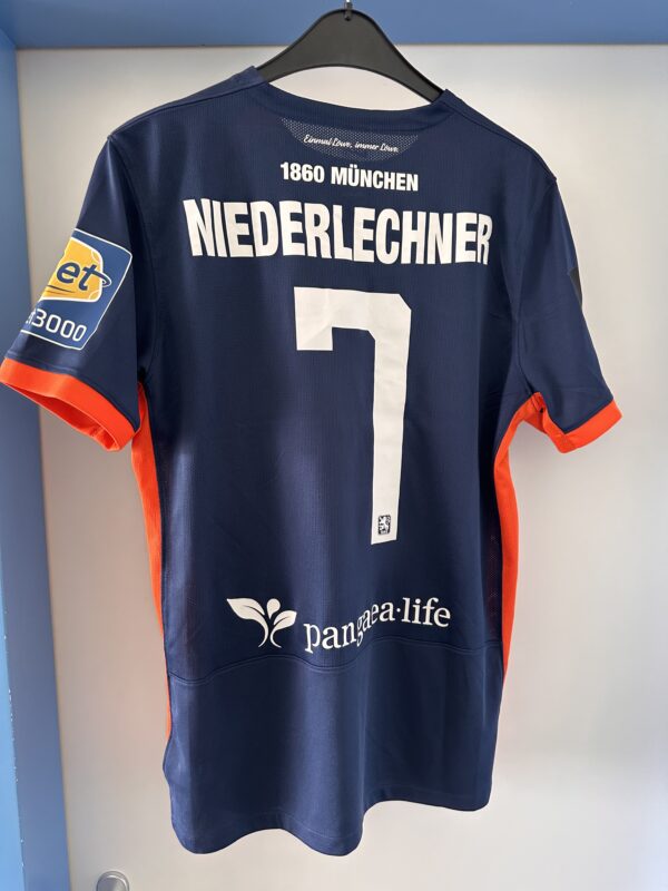 Matchworn im ersten Spiel nach der Rückkehr. Away-Trikot #7 Flo Niederlechner, Größe L