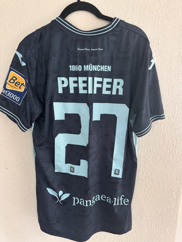 Matchworn in Regensburg. Away-Trikot #27 Manuel Pfeifer, Größe M
