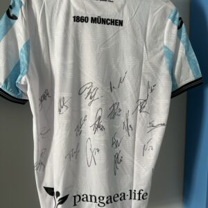 Für Nono Koussou: aktuelles Home-Trikot, Größe L mit den Unterschriften der Profis.