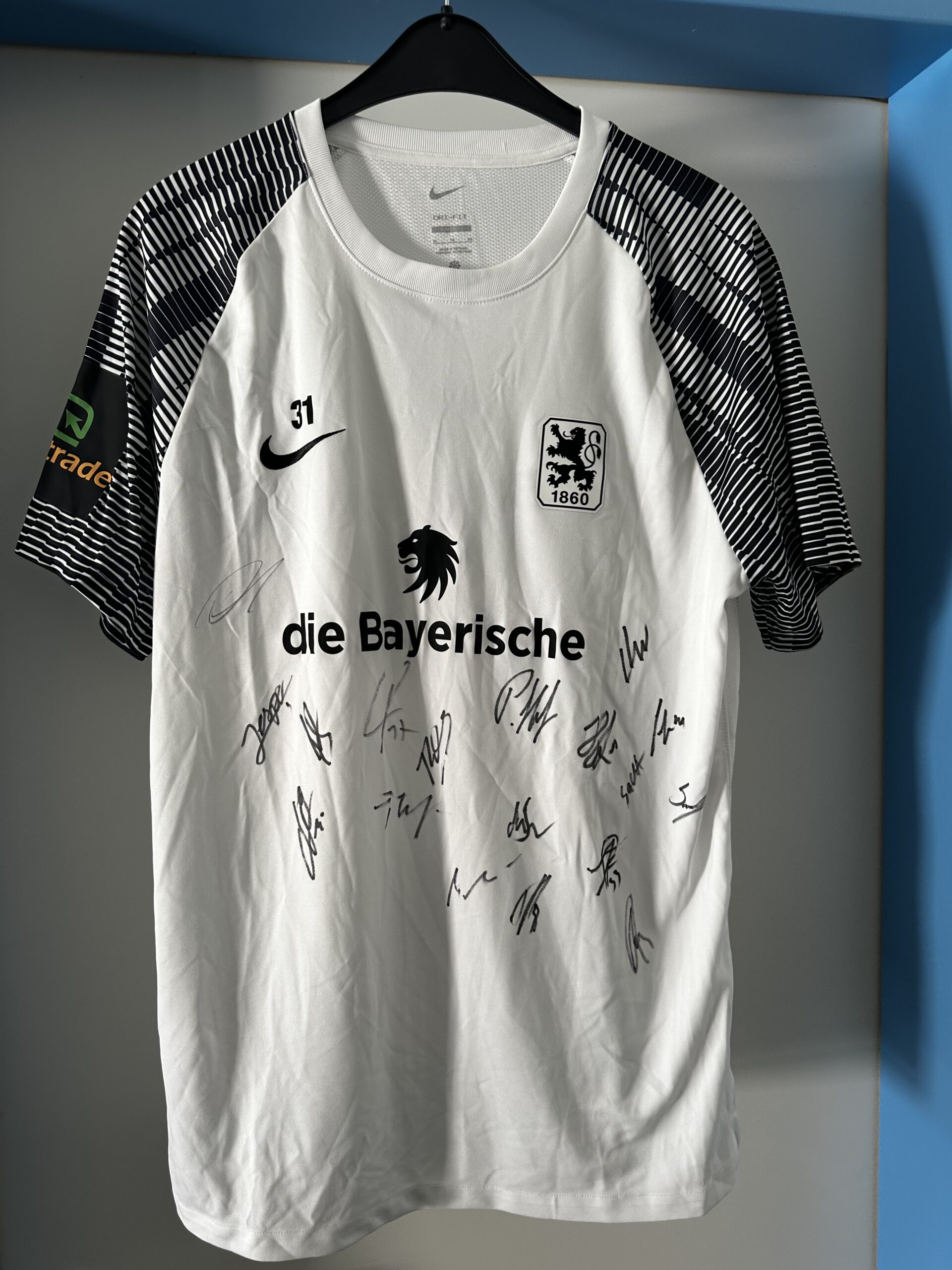 Original Aufwärm-Shirt Kevin Volland mit Unterschriften des Kaders 25/26, Größe XL.
