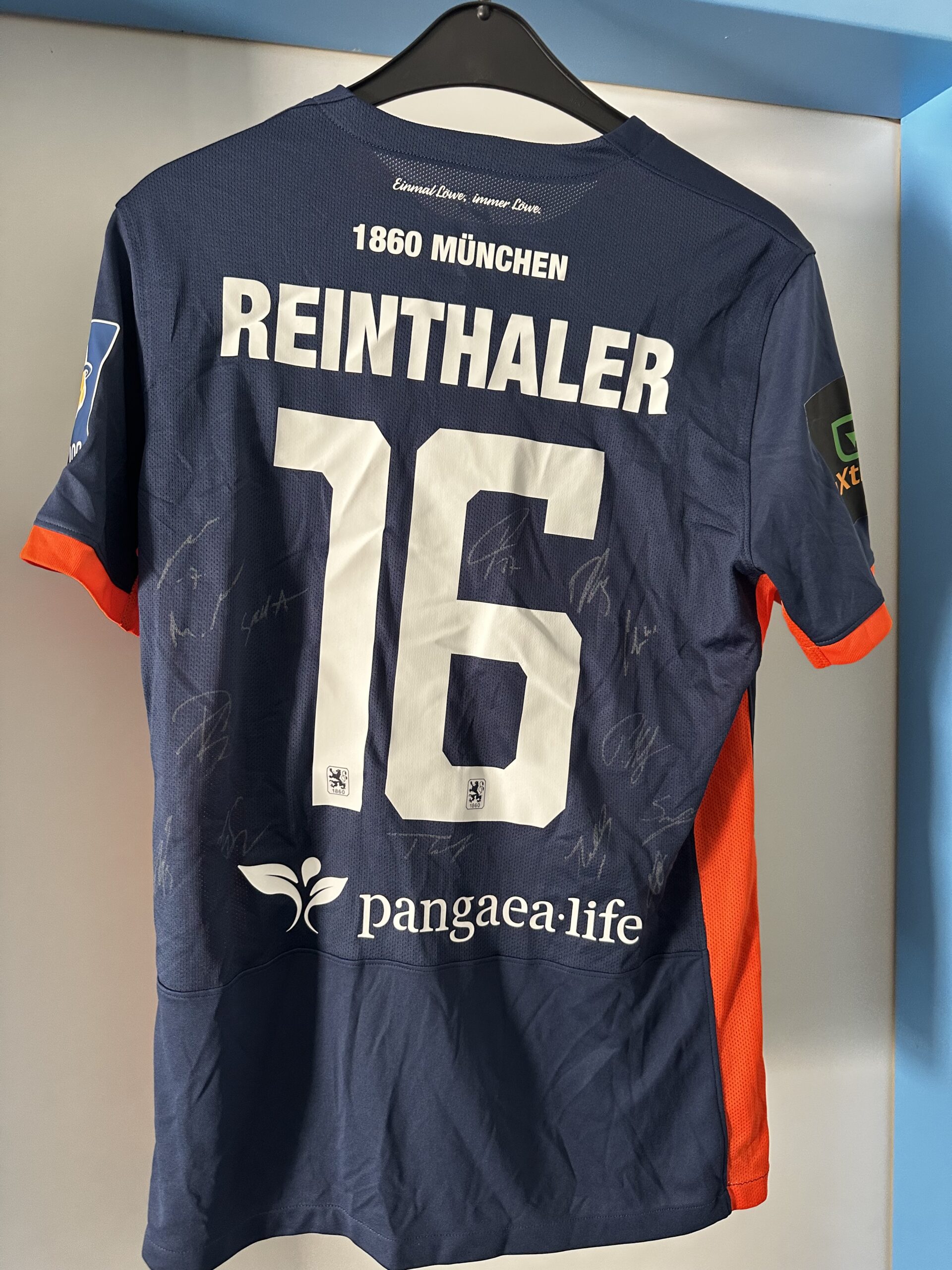 Original-Spielertrikot mit Autogrammen. Max Reinthaler, Größe L.