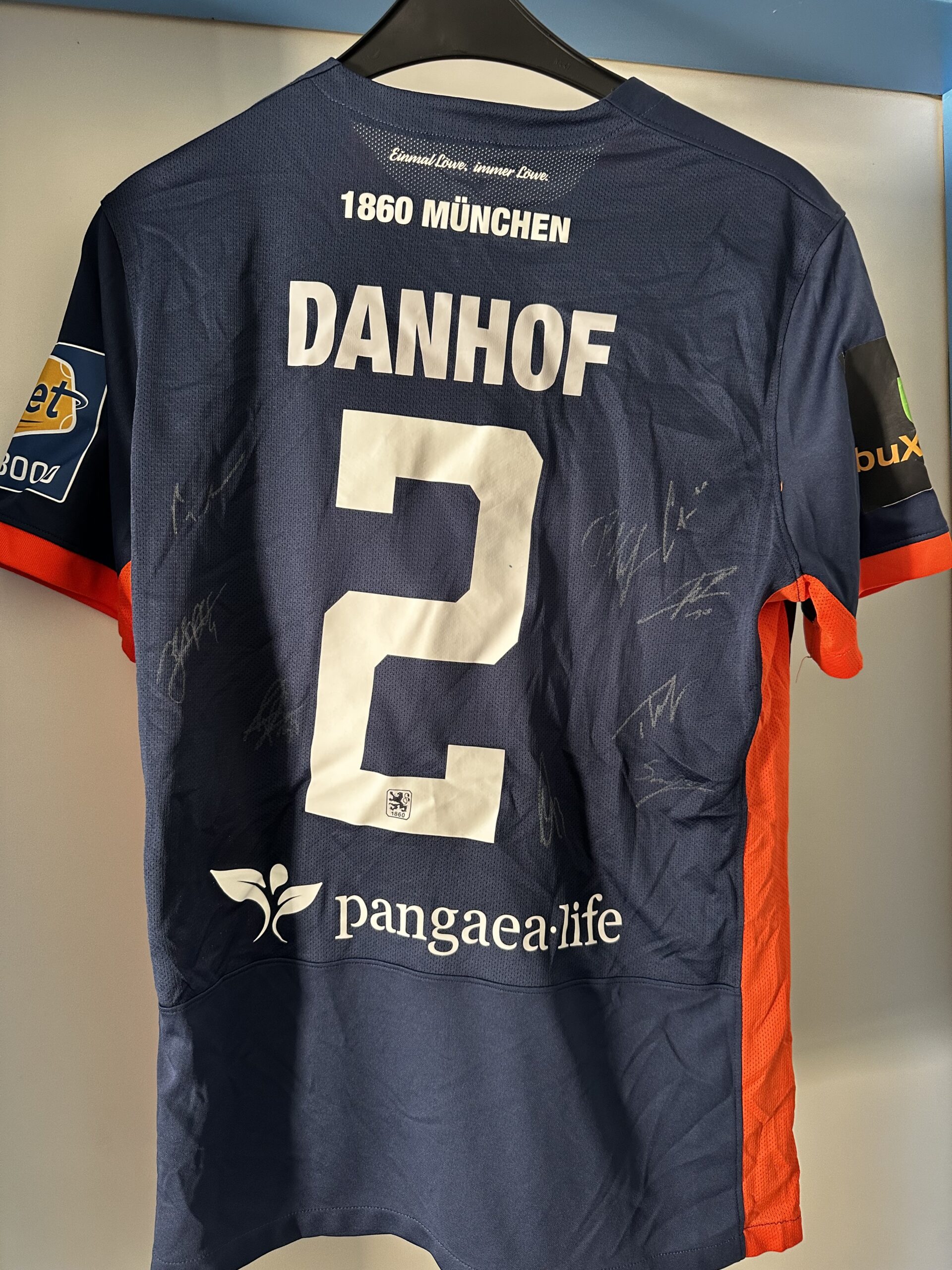 Original-Spielertrikot mit Autogrammen. Tim Danhof, Größe L.