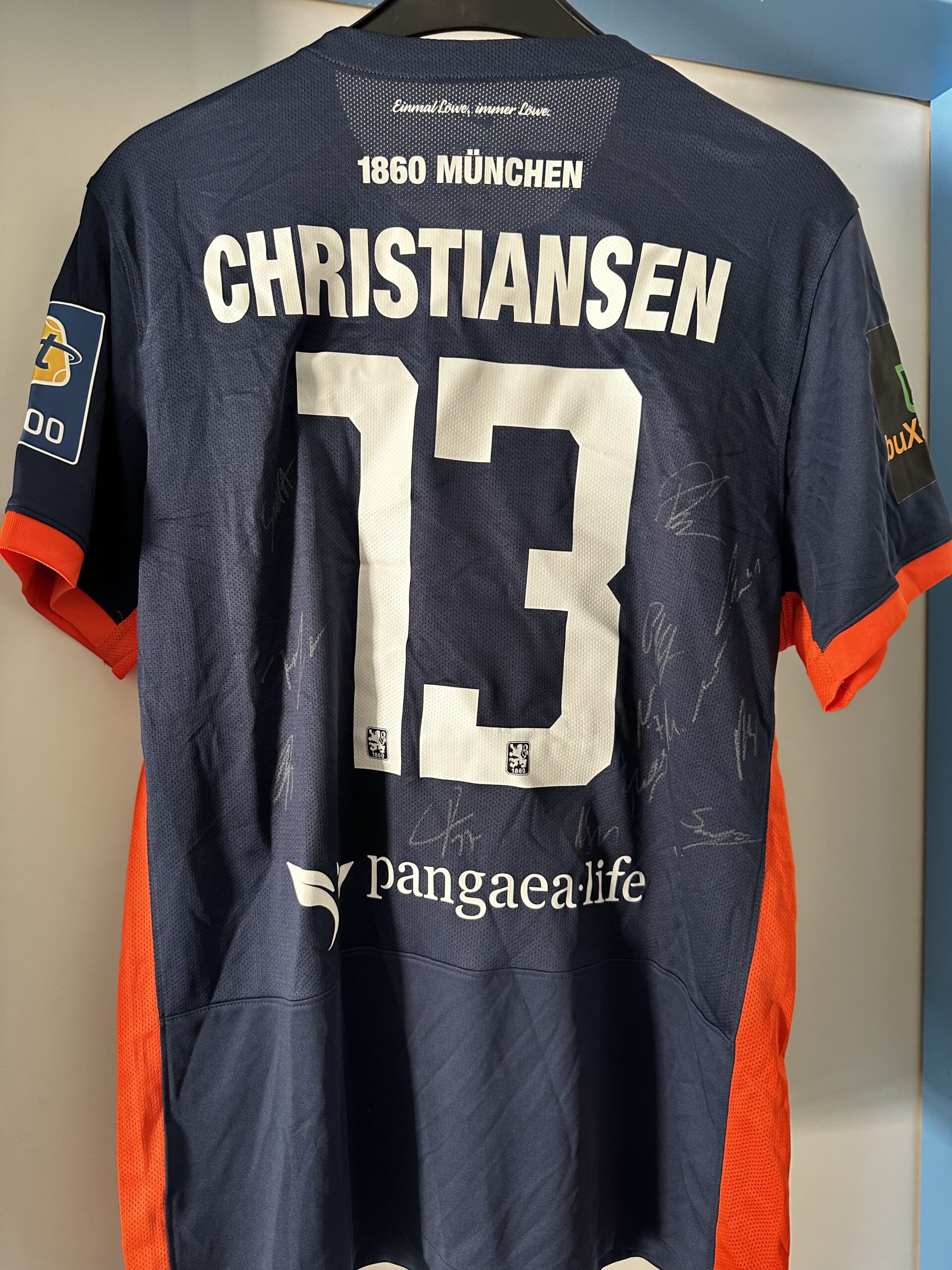 Original-Spielertrikot mit Autogrammen. Max Christiansen, Größe XL.