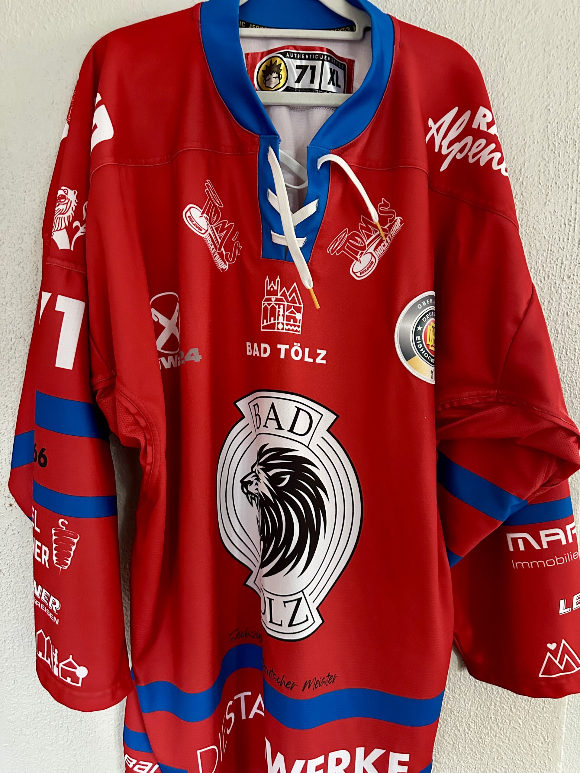 ECT: Original Spieler-Trikot Tölzer Löwen – 60 Jahre deutscher Meister – Home. #74, Ludwig Nirschl, Größe L. – Bild 2