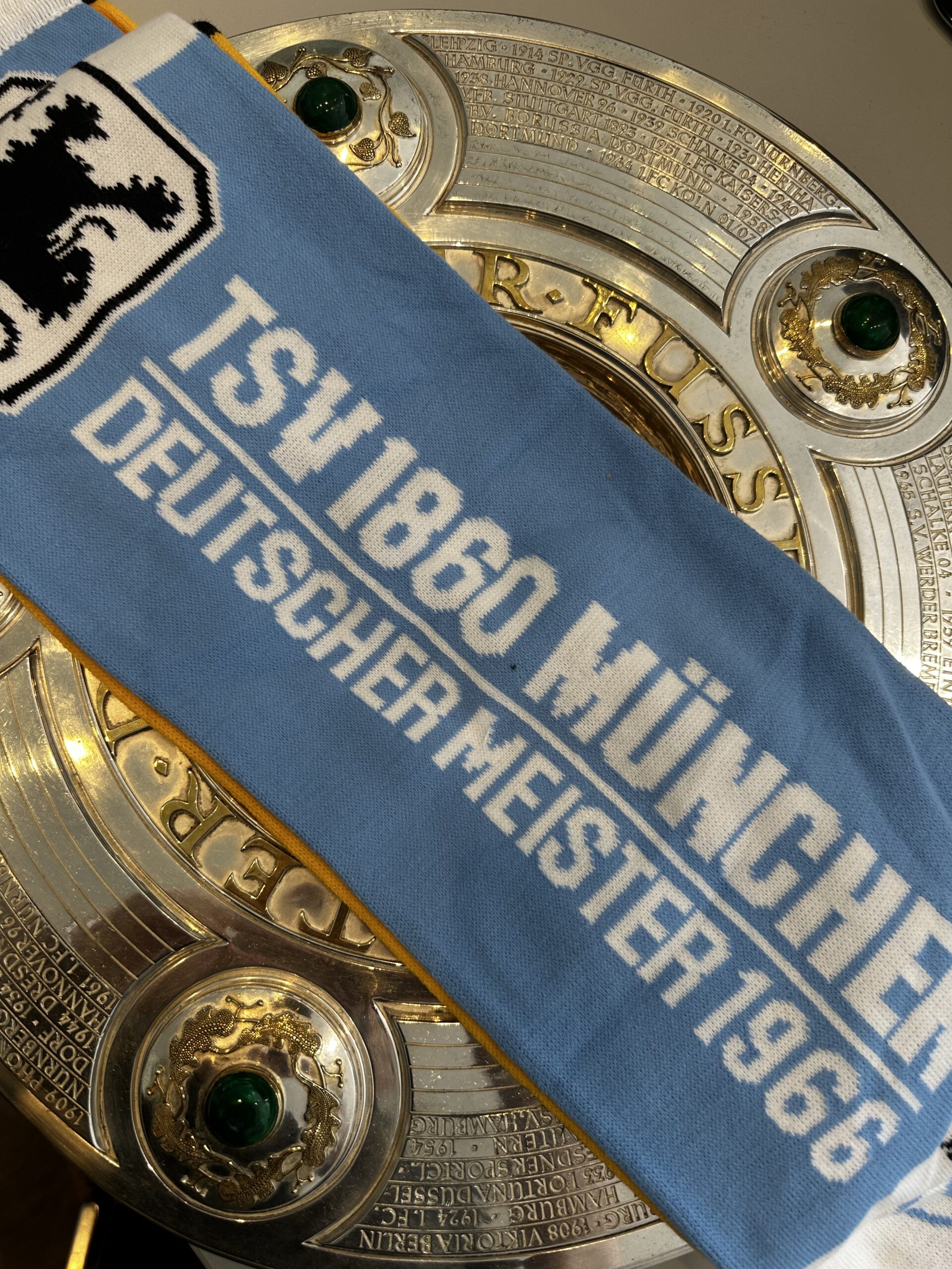 ECTM60: Schal Tölzer Löwen | TSV 1860 München mit Unterstützung von Geldhauser. – Bild 2