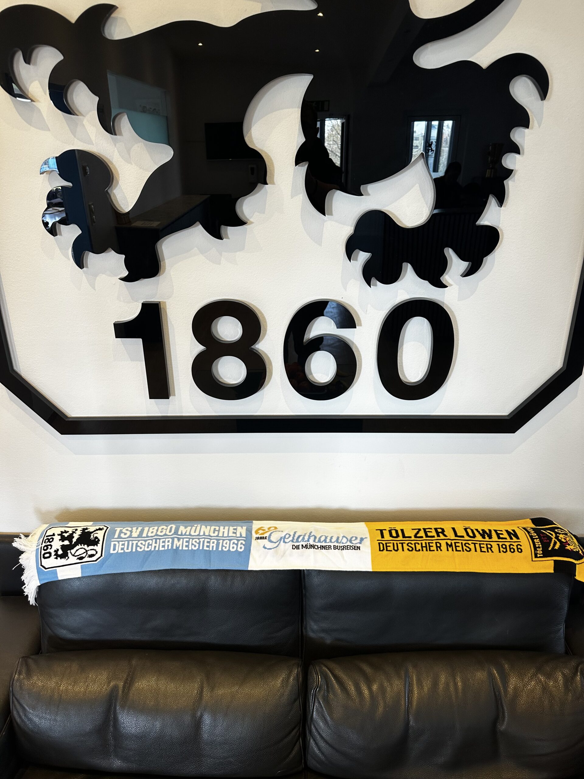 ECTM60: Schal Tölzer Löwen | TSV 1860 München mit Unterstützung von Geldhauser. – Bild 5