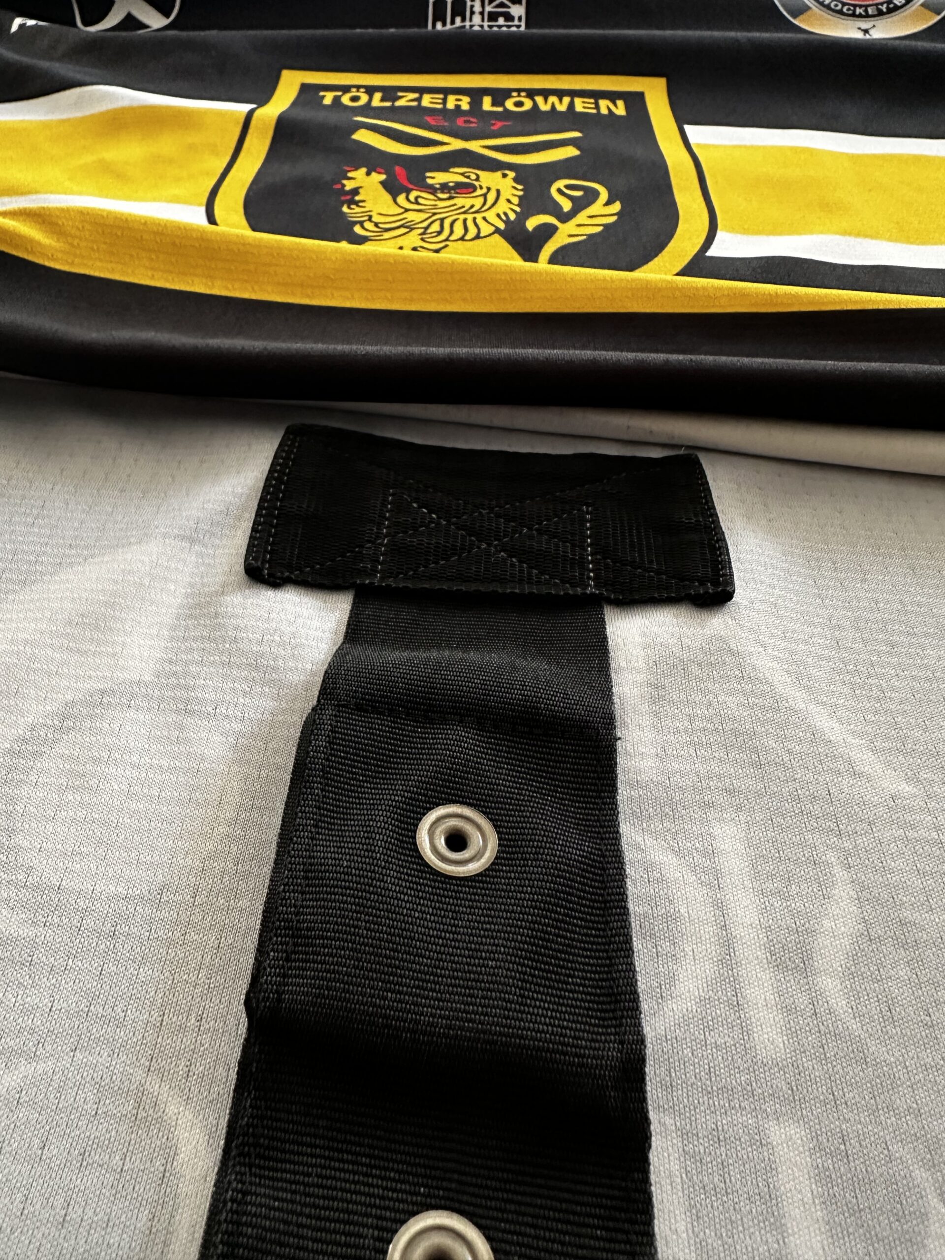 ECT: Original Spieler-Trikot Tölzer Löwen – Heimtrikot 25/26. #21, Florian Kästele, Größe L. – Bild 6