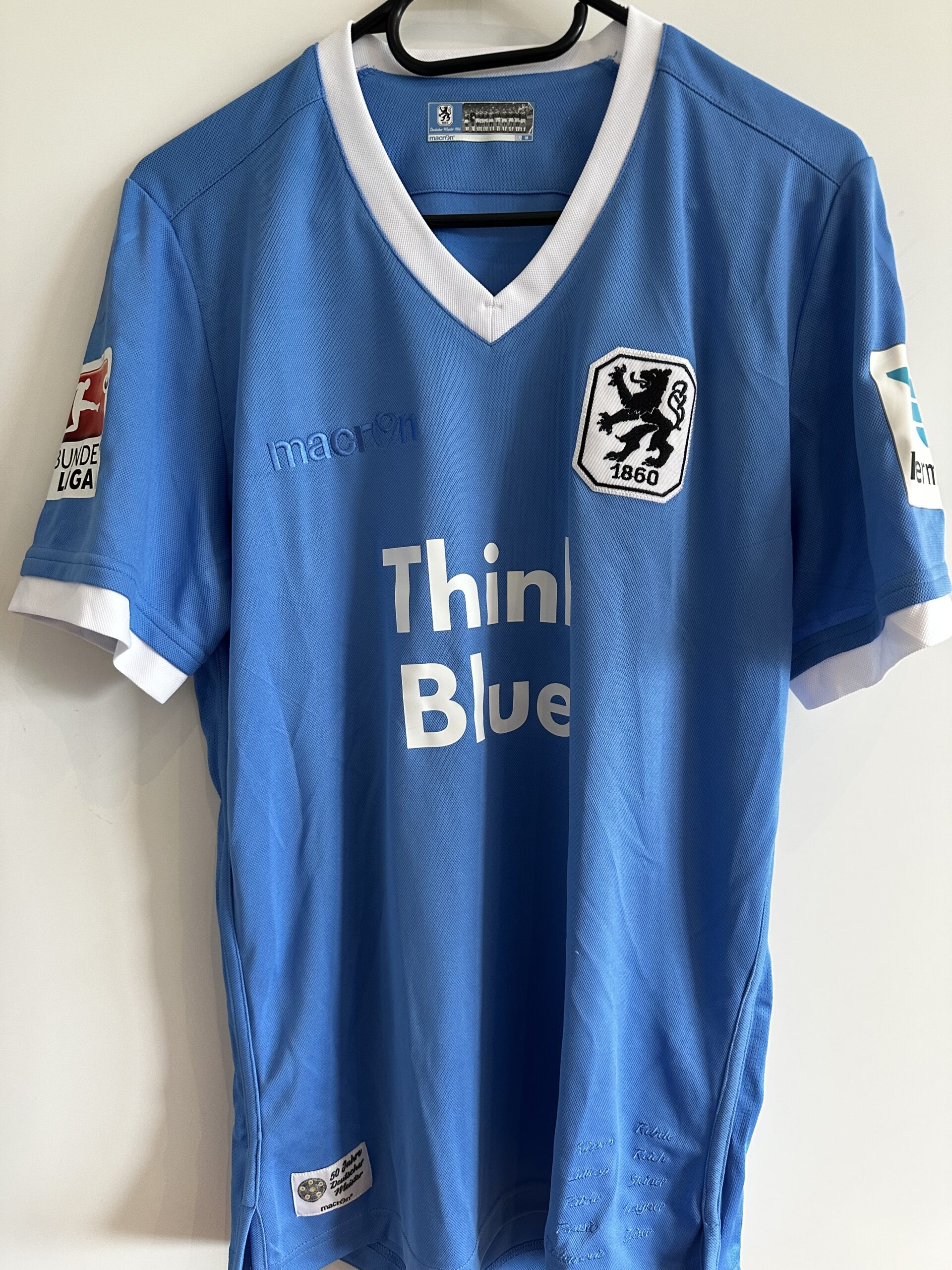 1860: Trikot „50 Jahre deutscher Meister“, Daylon Claasen, Größe M, mit Unterschrift.