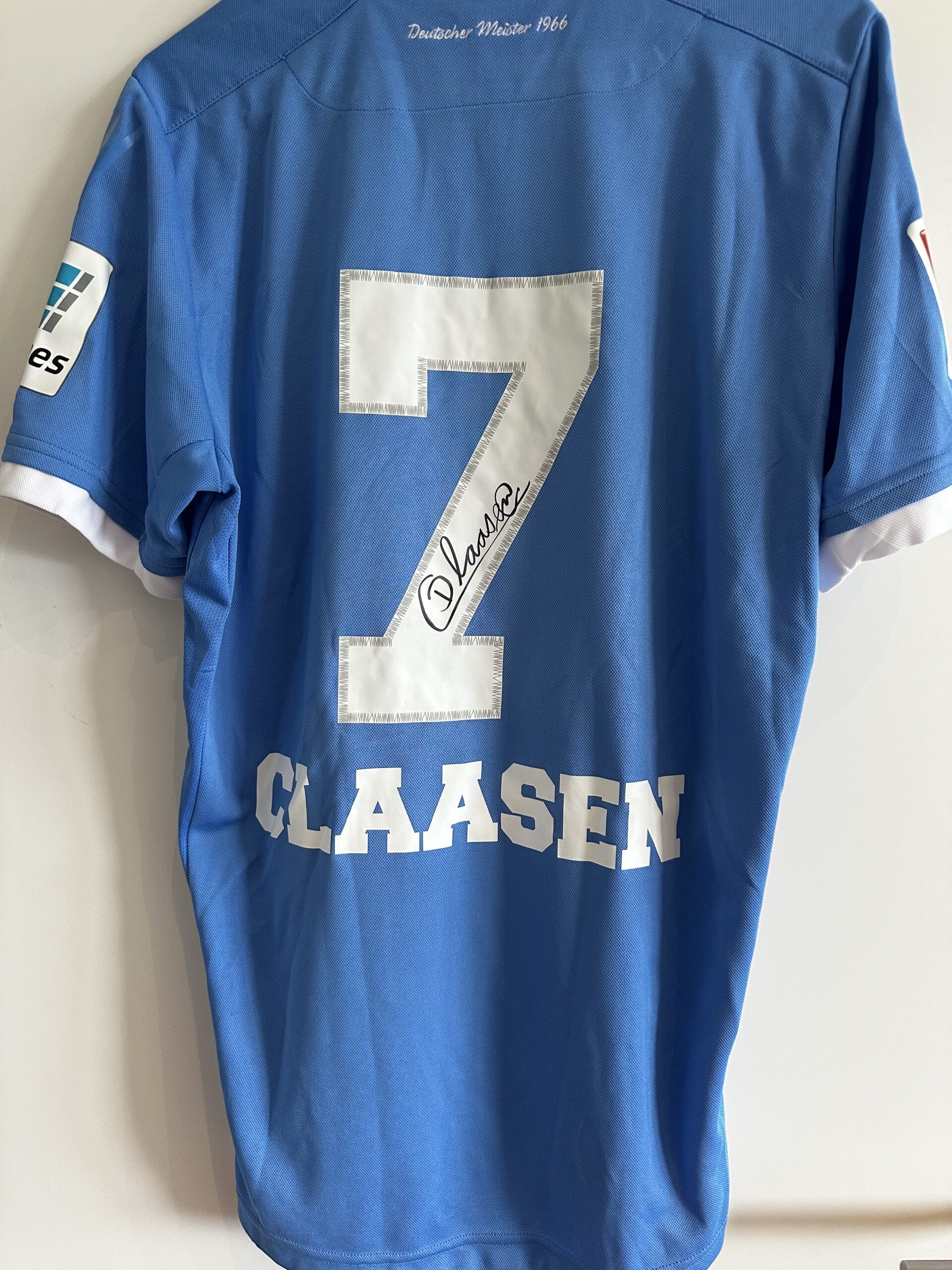 1860: Trikot „50 Jahre deutscher Meister“, Daylon Claasen, Größe M, mit Unterschrift. – Bild 2