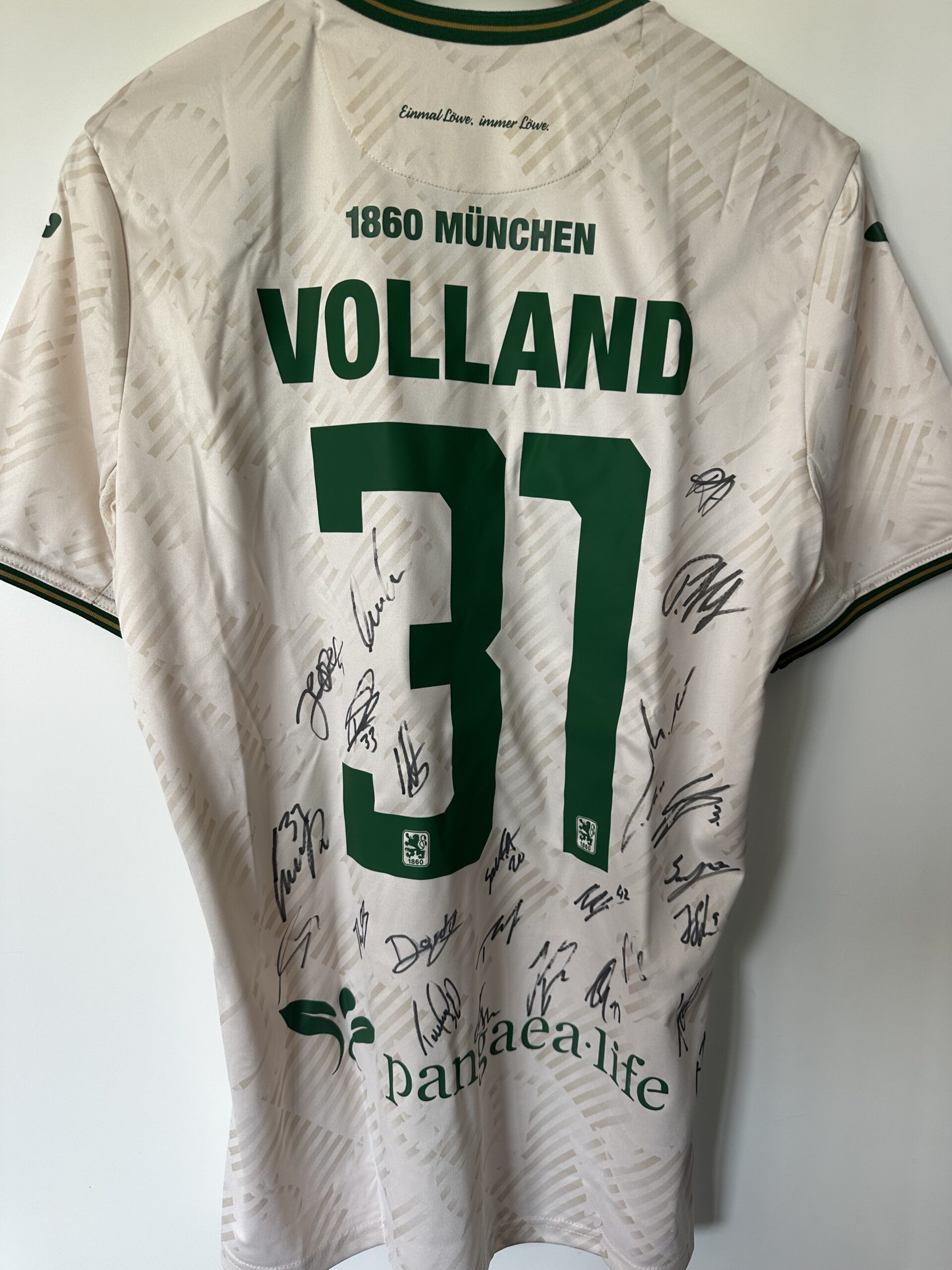 1860: Autogrammtrikot 3rd mit Unterschriften der Profi-Mannschaft, #31 Volland, Größe L.
